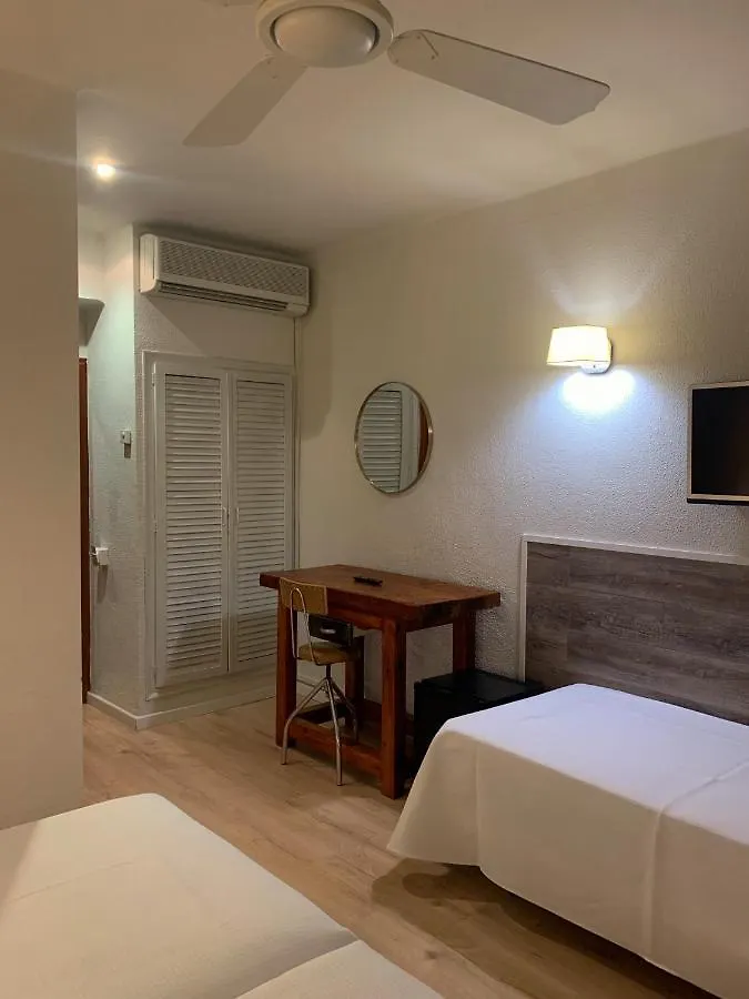 Hotel & Restaurant Figueres Parc Els Hostalets  Els Hostalets (Girona)